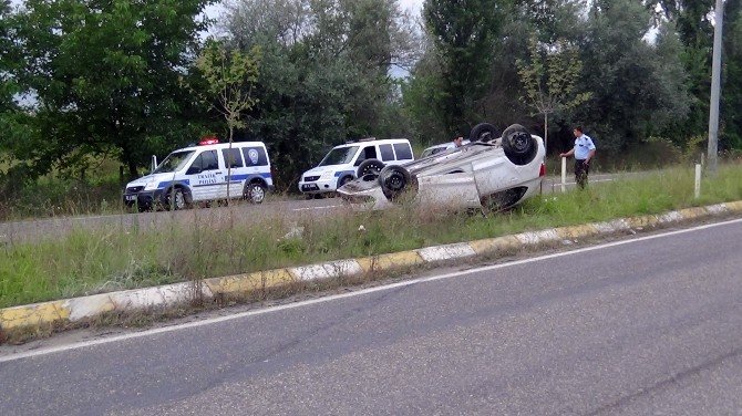 Takla Atan Otomobilden Burunları Bile Kanamadan Çıktılar