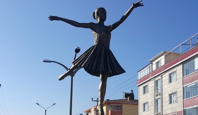 Çaycuma’ya Balerin Heykeli