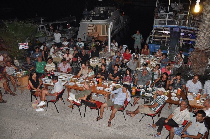 "Bir Deniz Hikayesi" Dizisinin Oyuncuları İlk Bölümü Yöre Halkıyla İzledi