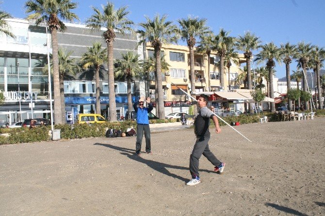 Doğuda Terör Gölgesinde Eğitim, Batıda Plajda Atletizm Dersi