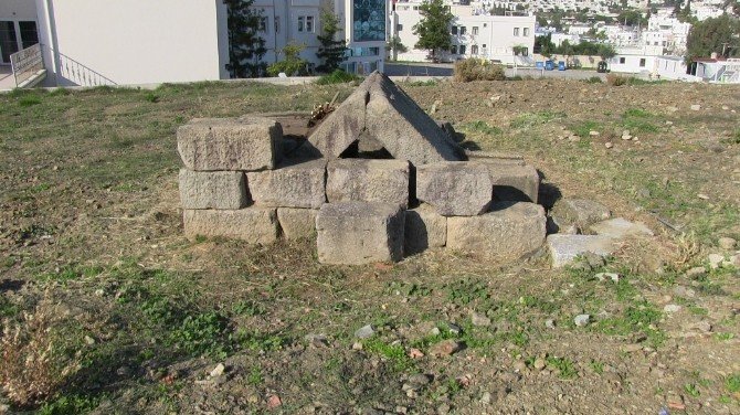 Tarihi Mezar Ve Çevresi Temizlendi