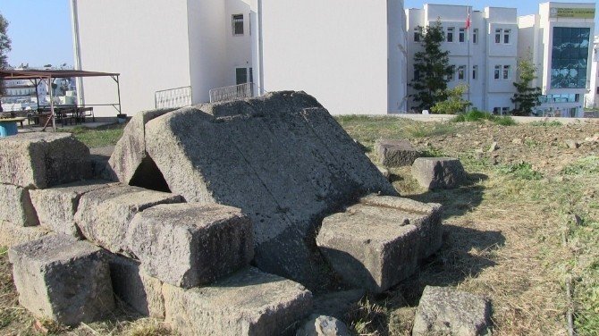 Tarihi Mezar Ve Çevresi Temizlendi