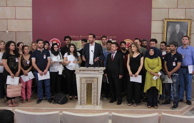 Atanamayan Öğretmenler Mecliste Diplomalarını Yırttı