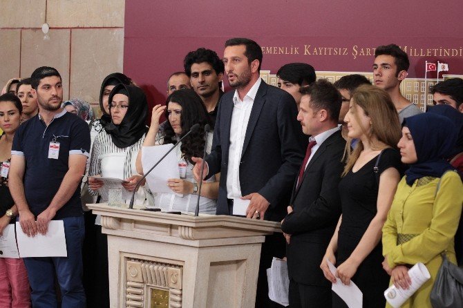 Atanamayan Öğretmenler Mecliste Diplomalarını Yırttı