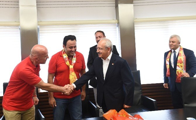 Kılıçdaroğlu, Göztepe Taraftarlarıyla Görüştü