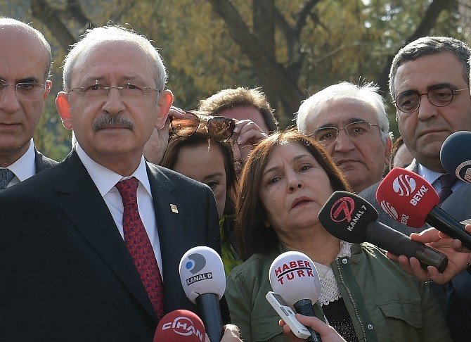 Kılıçdaroğlu, Patlamanın Meydana Geldiği Alana Hayatını Kaybedenler İçin Karanfil Bıraktı