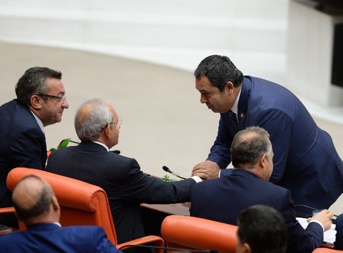 Chp’li Vekil Yemin Ettikten Sonra Yumruğunu Havaya Kaldırdı