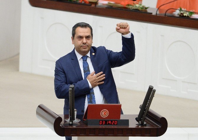 Chp’li Vekil Yemin Ettikten Sonra Yumruğunu Havaya Kaldırdı
