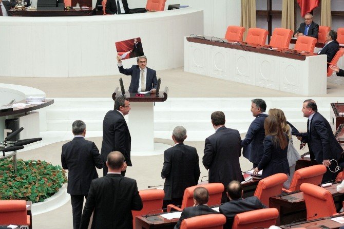 Cumhurbaşkanı Erdoğan’ın Fotoğrafı Genel Kurul’da Tartışmaya Neden Oldu