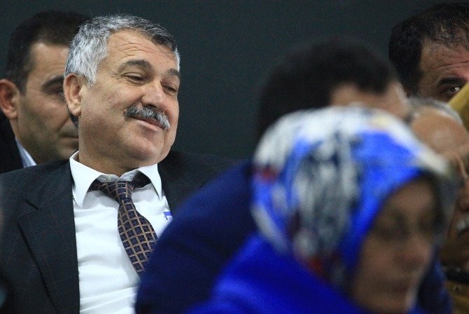 Belediye Meclisinde "Başörtüsü" Tartışması