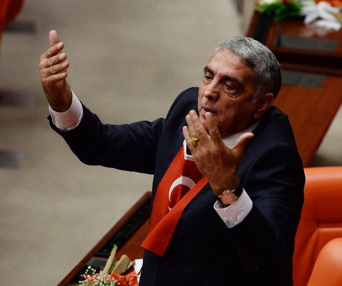 Ak Partili Vekilden Türk Bayraklı Yemin