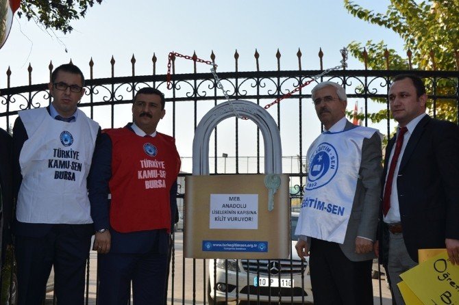 Anadolu Lisesinin Kapısına Kilit Vurdular
