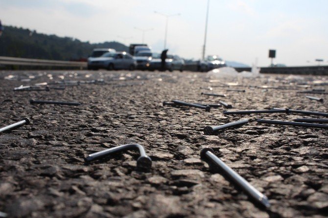 Kamyondan Yola Dökülen Çiviler Trafik Kapattı