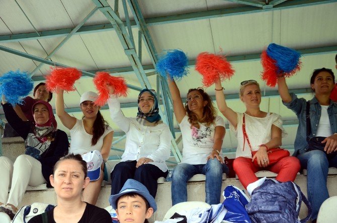 Çocuklar Sahada, Anneler Tribünde
