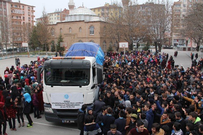 Çorumlu Öğrencilerden Türkmenlere 1 Tır Yardım