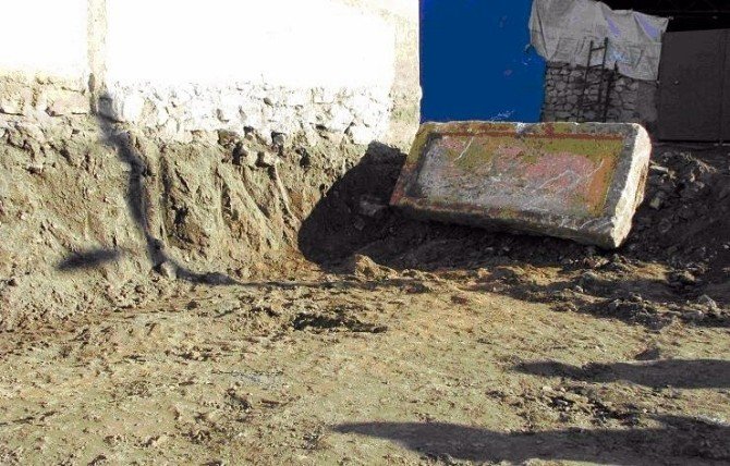 Ev Temelinde Bin 900 Yıllık Lahit Bulundu