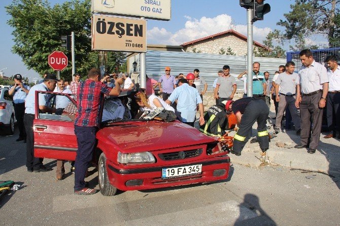 Otomobil Kamyona Çarptı: 1 Ölü, 1 Yaralı