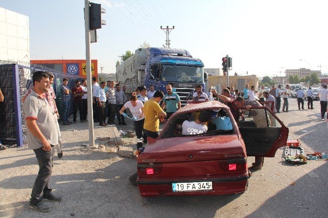 Otomobil Kamyona Çarptı: 1 Ölü, 1 Yaralı