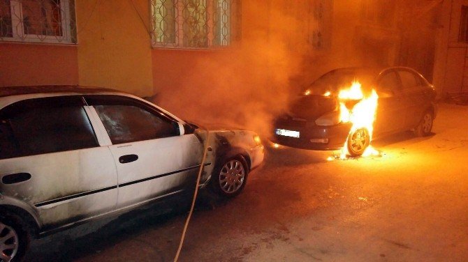 Çorum’da 2 Otomobil Kundaklandı