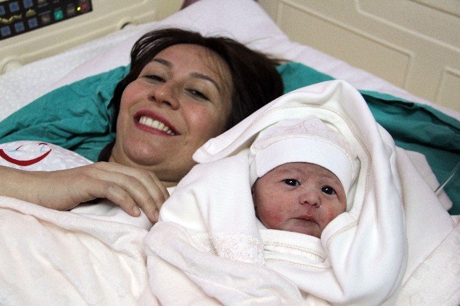 Çorum’da Yeni Yılın İlk Bebeği “İnci Fatma” Oldu