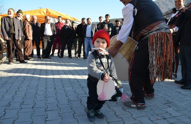 Ağzında Emzikle Davul Çaldı