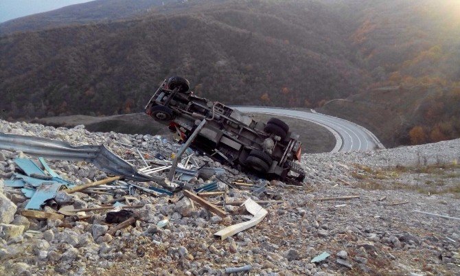 Çorum’da Kamyon Devrildi: 2 Yaralı