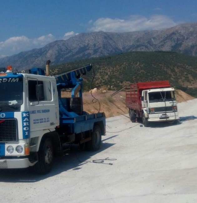 Kargı’da Kamyon Devrildi: 1 Yaralı