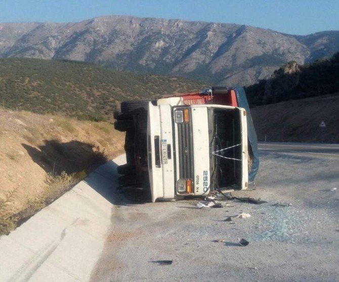 Kargı’da Kamyon Devrildi: 1 Yaralı