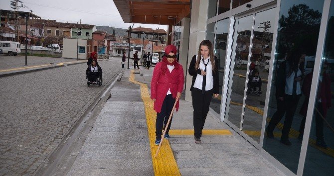 Engellileri Anlamak İçin Engelli Gibi Yaşadılar