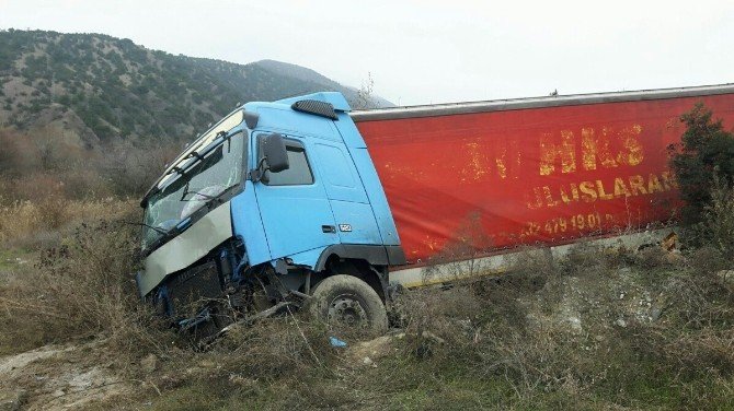 Çorum’da Tır Şarampole Uçtu