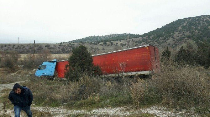 Çorum’da Tır Şarampole Uçtu