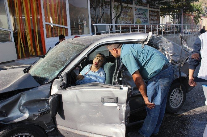 Otomobil Önce Tır’a Sonra Duvara Çarptı: 5 Yaralı