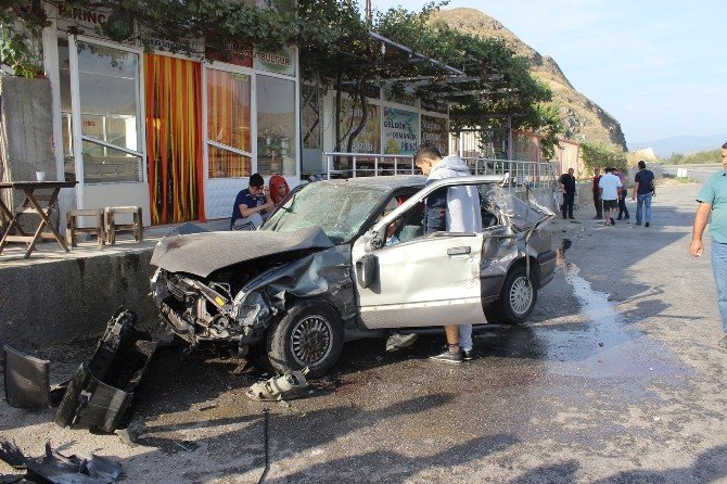 Otomobil Önce Tır’a Sonra Duvara Çarptı: 5 Yaralı