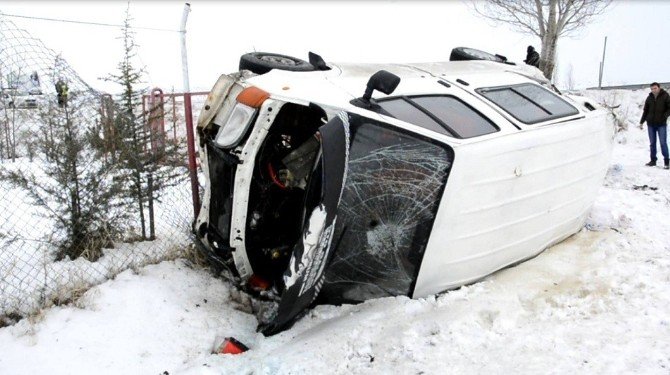 Minibüs Şarampole Uçtu: 5 Yaralı