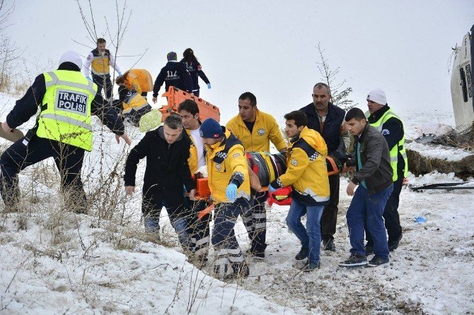 Minibüs Şarampole Uçtu: 5 Yaralı