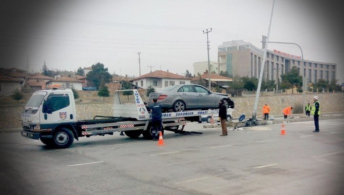 Otomobil Aydınlatma Direğine Çarptı: 2 Yaralı