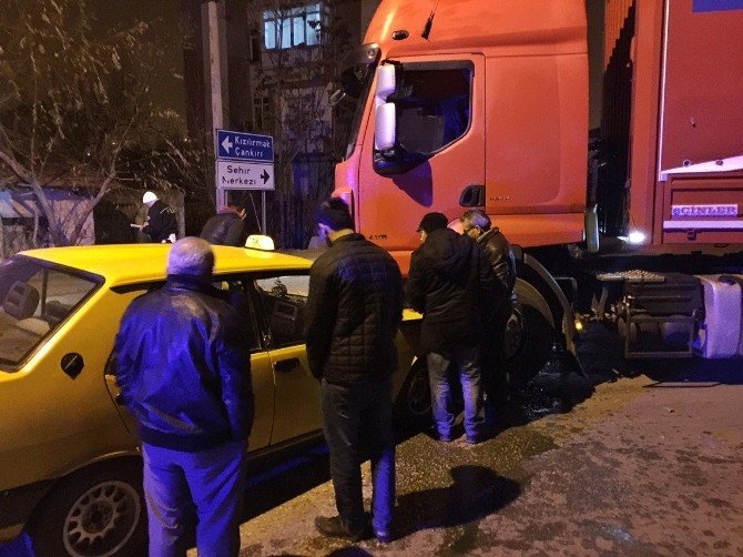 Otomobil İle Tır Kafa Kafaya Çarpıştı