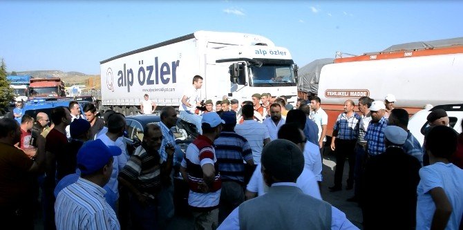 Çorum’da Elektrikleri Kesilen Köylüler Karayolunu Ulaşıma Kapattı
