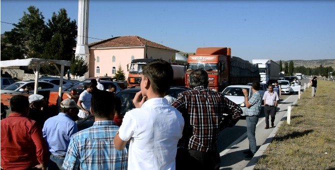 Çorum’da Elektrikleri Kesilen Köylüler Karayolunu Ulaşıma Kapattı