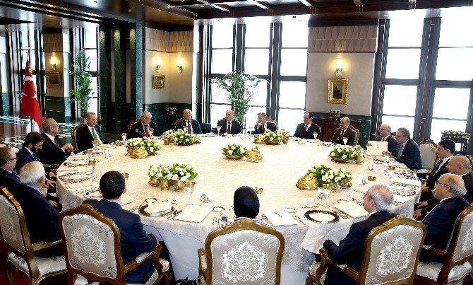 Cumhurbaşkanlığı Sofrası’nda ’Terör Ve Demokrasi’ Konuşuldu
