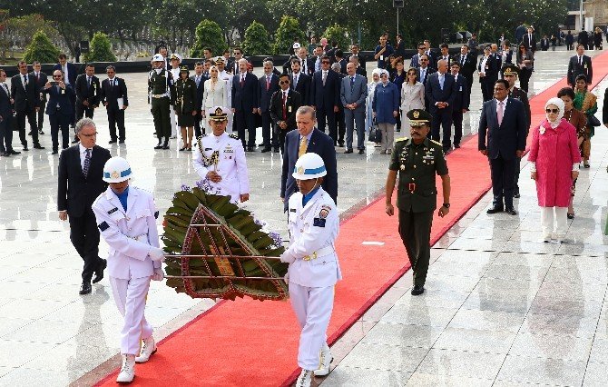Erdoğan, Endonezya’da Kalibata Milli Kahramanlar Anıtına Çelenk Koydu