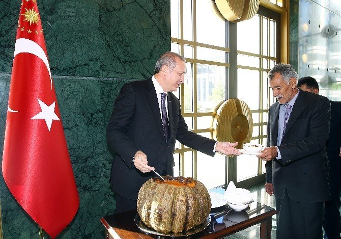 Cumhurbaşkanı Erdoğan’dan Muhtarlara "Bal Kabaklı" Aşure