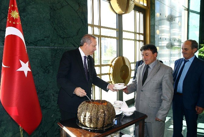 Cumhurbaşkanı Erdoğan’dan Muhtarlara "Bal Kabaklı" Aşure