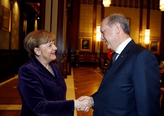 Almanya Başbakanı Merkel’e Külliye’de Sıcak Karşılama