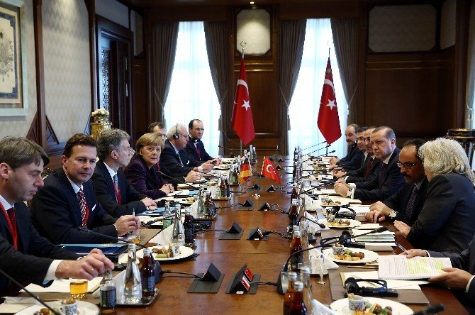 Almanya Başbakanı Merkel’e Külliye’de Sıcak Karşılama