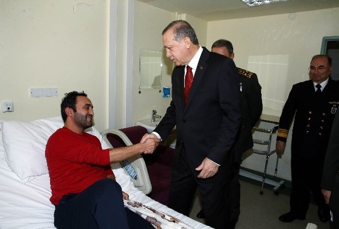 Cumhurbaşkanı Erdoğan, Gata’da Tedavi Altına Yaralıları Ziyaret Etti