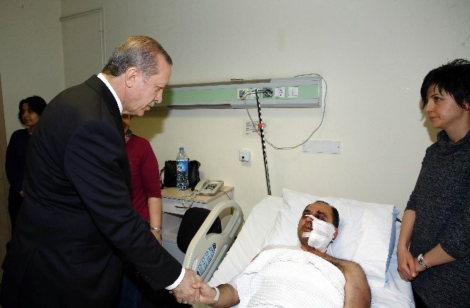 Cumhurbaşkanı Erdoğan, Gata’da Tedavi Altına Yaralıları Ziyaret Etti
