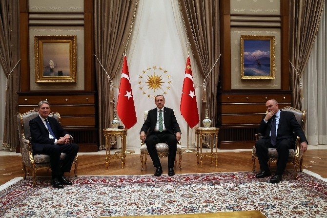 Cumhurbaşkanı Erdoğan, Birleşik Krallık Dışişleri Bakanı Hammond’u Kabul Etti
