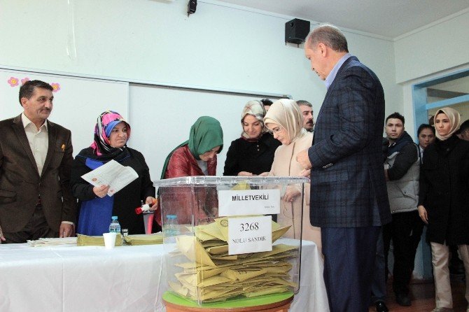 Cumhurbaşkanı Erdoğan Oyunu Saffet Çebi İlkokulu’nda Kullandı