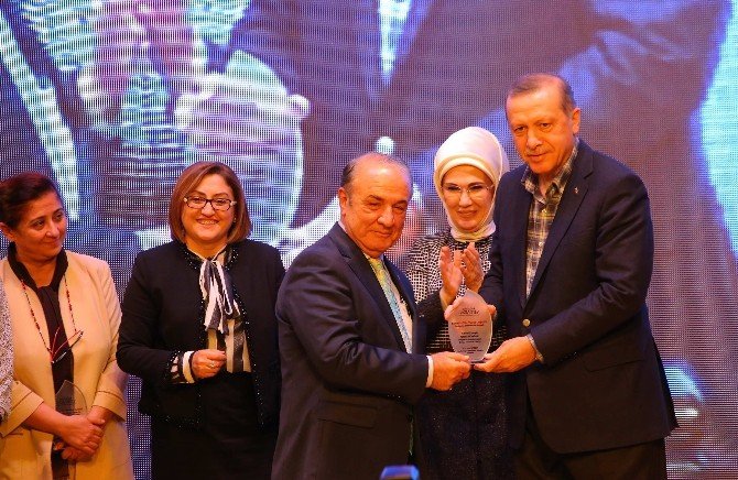 Cumhurbaşkanı Erdoğan’dan Rektör Coşkun’a Eğitime Destek Plaketi
